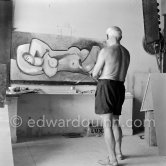Pablo Picasso at work during filming of "Le mystère Picasso", documentary. Nice, Studios de la Victorine, 1955. - Photo by Edward Quinn