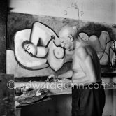 During filming of "Le mystère Picasso”, documentary by Henri-Georges Clouzot. Nice, Studios de la Victorine, 1955. - Photo by Edward Quinn