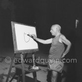 Pablo Picasso at work during filming of "Le mystère Picasso". Nice, Studios de la Victorine, 1955. - Photo by Edward Quinn