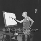 Pablo Picasso at work during filming of "Le mystère Picasso". Nice, Studios de la Victorine, 1955. - Photo by Edward Quinn