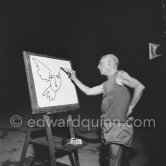 Pablo Picasso at work during filming of "Le mystère Picasso". Nice, Studios de la Victorine, 1955. - Photo by Edward Quinn