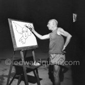 Pablo Picasso at work during filming of "Le mystère Picasso". Nice, Studios de la Victorine, 1955. - Photo by Edward Quinn