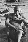 Shooting break for Pablo Picasso during filming of "Le mystère Picasso", Nice, Studios de la Victorine 1955. - Photo by Edward Quinn