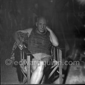 Shooting break for Pablo Picasso during filming of "Le mystère Picasso", Nice, Studios de la Victorine 1955. - Photo by Edward Quinn