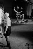 Pablo Picasso at work. Large signature second version. "Le mystère Picasso", Nice, Studios de la Victorine 1955. - Photo by Edward Quinn
