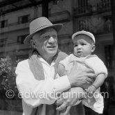 Pablo Picasso at the "Exposition Internationale Céramique". Not idenified toddler. Cannes 1955. - Photo by Edward Quinn