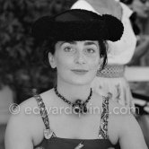 Jacqueline (with a brooch by Pablo Picasso) at lunch at restaurant Le Vallauris before the bullfight in his honor. Vallauris 1955. - Photo by Edward Quinn