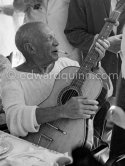 Local Corrida. Restaurant Le Vallauris. Pablo Picasso with guitar. Vallauris 1955. - Photo by Edward Quinn
