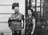 Pablo Picasso and Jacqueline at the entrance of La Californie. Jacqueline is wearing a dress with printed motifs of a Pablo Picasso work. La Californie, Cannes 1956. (Orig. neg missing) - Photo by Edward Quinn
