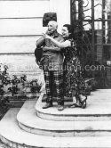 Pablo Picasso and Jacqueline at the entrance of La Californie with on the left sculptures Jacqueline is wearing a dress with printed motifs of a Pablo Picasso work. La Californie, Cannes 1956. - Photo by Edward Quinn