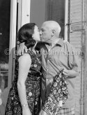 Pablo Picasso and Jacqueline. Jacqueline is wearing a dress with printed motifs of a Pablo Picasso work. La Californie, Cannes 1956. - Photo by Edward Quinn
