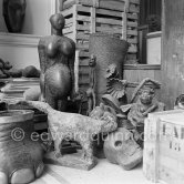 Entrance hall with sculptures. La Californie, Cannes 1956. - Photo by Edward Quinn