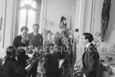 In 1956, on the occasion of his 75th birthday on 25.10., Pablo Picasso invited some friends. From left: Unknown woman, Anna Maria Torra Amat, wife of Spanish publisher Gustavo Gili, Gustavo Gili, Jacqueline, Pablo Picasso, Germaine Lascaux, wife of Vilató, Javier Vilató. La Californie, Cannes 1956. - Photo by Edward Quinn