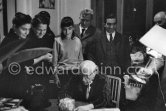 In 1956, on the occasion of his 75th birthday on 25.10., Pablo Picasso invited some friends. From left: Slavka Sapone, wife of Michele Sapone, Anna Maria Torra Amat, wife of Spanish publisher Gustavo Gili, Aika Sapone, Pablo Picasso, Edouard Pignon, Javier Vilató, partly hidden Daniel-Henry Kahnweiler. La Californie, Cannes 1956. - Photo by Edward Quinn
