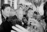 Diner at restaurant Chez Félix. On the occasion of Pablo Picasso's 75th birthday 25.10. Slavka Sapone, wife of Michele Sapone, Pablo Picasso, Hélène Parmelin, Germaine Lascaux (Javier Vilató's wife). Cannes 1956. - Photo by Edward Quinn