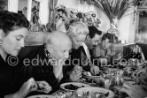 Restaurant "Chez Félix". On the occasion of Picasso's 75th birthday 25.10. From left S. Sapone, wife of Michele Sapone, Picasso, Hélène Parmelin, Michele Sapone, Germaine Lascaux (Xavier Vilató's wife). Cannes 1956. - Photo by Edward Quinn
