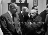 Picasso at a private viewing of his book illustrations in the Matarasso gallery in Nice. With Laurent Casanova, Maurice Thorez, Louis Aragon and Matarasso. Exposition"Picasso. Un Demi-Siècle de Livres Illustrés". Galerie H. Matarasso. December 21 - January 31.
Nice 1956. - Photo by Edward Quinn