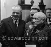 Picasso at a private viewing of his book illustrations in the Matarasso gallery in Nice. With Maurice Thorez, Matarasso and Jean Cocteau. Exposition "Picasso. Un Demi-Siècle de Livres Illustrés". Galerie H. Matarasso. December 21 - January 31.
Nice 1956. - Photo by Edward Quinn