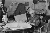 Pablo Picasso with a portfolio of his drawings. La Californie, Cannes 1957. - Photo by Edward Quinn