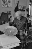 Pablo Picasso with silver plate. La Californie, Cannes 1957. - Photo by Edward Quinn