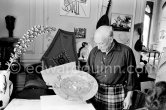 Pablo Picasso with silver plate. La Californie, Cannes 1957. - Photo by Edward Quinn