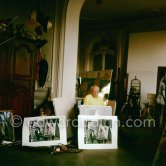 Pablo Picasso with "Femme dans l'atelier". La Californie, Cannes 21.11.1957. - Photo by Edward Quinn