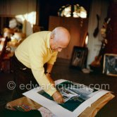 Pablo Picasso colorizes "Femme dans l'atelier". La Californie, Cannes 21.11.1957. - Photo by Edward Quinn