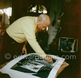 Pablo Picasso colorizes "Femme dans l'atelier". La Californie, Cannes 21.11.1957. - Photo by Edward Quinn