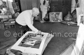 Pablo Picasso colorizes "Femme dans l'atelier". La Californie, Cannes 21.11.1957. - Photo by Edward Quinn