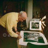 Pablo Picasso dedicates "Femme dans l'atelier" to Edward Quinn. La Californie, Cannes 21.11.1957. - Photo by Edward Quinn