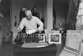 Pablo Picasso rolls "Femme dans l'atelier", dedicated to Edward Quinn. La Californie, Cannes 21.11.1957. - Photo by Edward Quinn