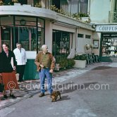 Pablo Picasso and Barbara Bagenal, an artist herself and wife of Nicholas Bagenal, Félix Cenci. Dachshund Lump. In front of restaurant Chez Félix. Cannes 1958. - Photo by Edward Quinn