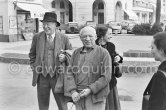 Pablo Picasso, Jacqueline, Clive Bell and Barbara Bagenal, an artist herself and wife of Nicholas Bagenal. In front of restaurant Chez Félix. Cannes 1958. - Photo by Edward Quinn