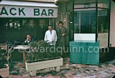 Clive Bell and Félix Cenci. In front of restaurant Chez Félix. Cannes 1958. - Photo by Edward Quinn