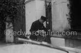 Postman at the door of La Californie. Today: Pavillon de Flore, 22 Avenue de Coste Belle. Cannes 1958. - Photo by Edward Quinn