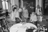 Edouard Pignon, Hélène Parmelin, Jacqueline and Picasso viewing linoblocks. La Californie, Cannes 1959. - Photo by Edward Quinn