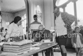 Jacqueline, Theodor "Teto" Ahrenberg, swedish collector, his wife Ulla and daughter Annette. Pablo Picasso signing a photo by Edward Quinn. La Californie, Cannes 25.10.1959. - Photo by Edward Quinn