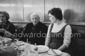 Lunch at the restaurant Blue Bar in Cannes. Pablo Picasso, Lucia Bosè, Louise Leiris. Cannes 1959. - Photo by Edward Quinn