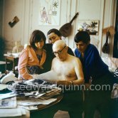 Pablo Picasso, Jacqueline, Claude Picasso and Paloma Picasso viewing photos by Quinn. La Californie, Cannes 1960. - Photo by Edward Quinn