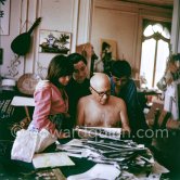 Pablo Picasso, Jacqueline, Claude Picasso and Paloma Picasso viewing photos by Quinn. La Californie, Cannes 1960. - Photo by Edward Quinn