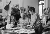 Pablo Picasso, Jacqueline, Claude Picasso and Paloma Picasso viewing photos by Quinn. La Californie, Cannes 1960. - Photo by Edward Quinn