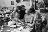 Pablo Picasso, Jacqueline, Claude Picasso and Paloma Picasso viewing photos by Quinn. La Californie, Cannes 1960. - Photo by Edward Quinn