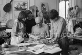 Pablo Picasso, Jacqueline, Claude Picasso and Paloma Picasso viewing photos by Quinn. La Californie, Cannes 1960. - Photo by Edward Quinn
