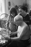 Pablo Picasso, Jacqueline and Paloma Picasso viewing photos by Quinn. La Californie, Cannes 1960. - Photo by Edward Quinn