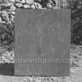 The original linoblock of "Picador, Femme et cheval" in the garden of the printerArnéra. The original linocut block of Pablo Picasso relished the difficulty involved in gouging the resilient linoleum and tried to get flowing, harmonious lines. Vallauris 1960. - Photo by Edward Quinn