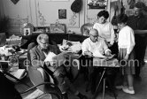 Pablo Picasso, Edouard Pignon, Paloma Picasso, Catherine Hutin and Jacques Frélaut, printer in Vallauris, viewing photos by Edward Quinn, which the latter brought as a gift, La Californie, Cannes 1961. - Photo by Edward Quinn