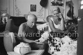 A piece of sugar for Perro. On the right beside Pablo Picasso the wife of Spanish painter Antoni Clavé. La Californie, Cannes 1961. - Photo by Edward Quinn