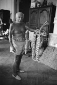 Pablo Picasso with a garlic braid. La Californie, Cannes 1961. - Photo by Edward Quinn