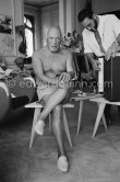 Pablo Picasso and Georges Tabaraud (editor of "Le Patriote", a french communist daily Newspaper). In the box a Glass object of Egidio Costantini de la Fucina Degli Angeli (see Pic531407, MPParis:1950.4.1). La Californie, Cannes 1961. - Photo by Edward Quinn