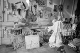 The proverbial disorder of the rooms in which Pablo Picasso works is unique. Beside the large pieces of sculpture in painted iron and plaster hang portraits of Jacqueline and Paloma Picasso surrounded by drawings, objects and notes pinned to the wall. La Californie, Cannes 1961. - Photo by Edward Quinn